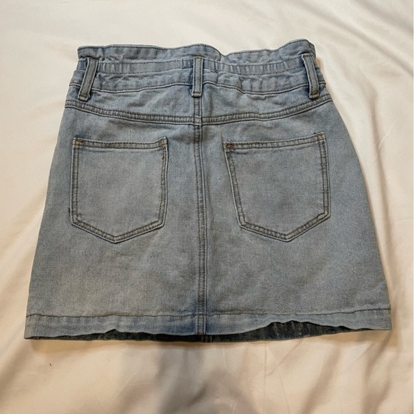 Forever 21 size small light wash mini Jean skirt - Picture 4 of 4